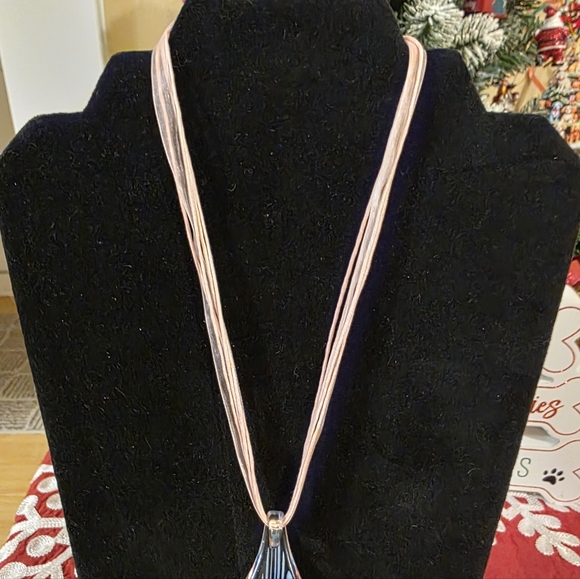 Diochotic Elegant Pink Glass Flower Pendant Necklace - Picture 4 of 5